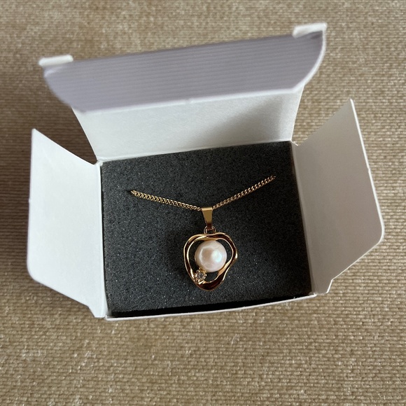 VINTAGE (1991) AVON BAROQUE ACCENT PENDANT - Picture 4 of 6